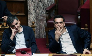 Le Premier ministre grec Alexis Tsipras (à droite) et le ministre des finances Euclid Tsakalotos au Parlement à Athènes le 22 mai 2016