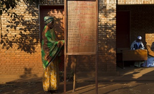 Buye (Burundi), le 21 juillet 2015. Une femme se tient devant un bureau de vote.