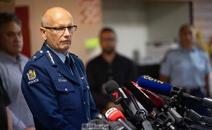 Mike Clement le commissaire adjoint a annoncé jeudi que la police pourrait envoyer des secouristes pour retrouver les corps des victimes du volcan sur l'île de White Island.