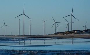 Malgré des situations contrastées et certains constructeurs en perte de vitesse, éoliennes et centrales solaires ont affiché des taux de croissance spectaculaires en 2012, selon des chiffres publiés lundi, avec des capacités mondiales de moins en moins anecdotiques.