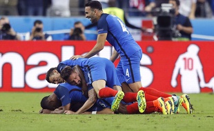 Les Bleus se ruent sur Payet pour le féliciter, le 10 juin 2016