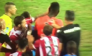 Le joueur d'Ajaccio Joris Sainati a asséné ds coups de poing à des joueurs de Tours lors de la 5e journée de Ligue 2, le 28 août 2015.