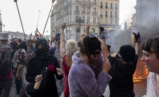 Plus de 6.500 personnes se sont rendus au carnaval de la Plaine à Marseille, malgré l'épidémie de coronavirus