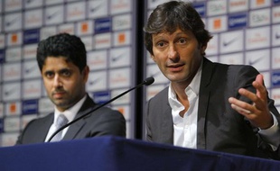 Leonardo, lors de sa première conférence de presse de directeur sportif du PSG, avec Nasser Al-Khelaifi, le 13 juillet 2011, à Paris.