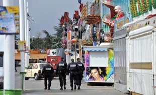 Une patrouille de police à la Foire du Trône à Paris le 21 mars 2008