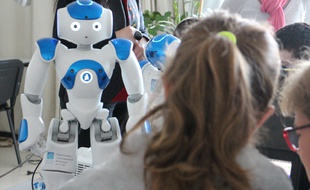 Le robot Nao sert de support d'expression à un groupe d'enfants autistes.