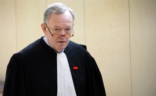 Le célèbre avocat pénaliste Me Olivier Metzner a été retrouvé mort dimanche matin près de son île privée du golfe du Morbihan, laissant la profession sous le choc après cette disparition brutale pour laquelle la thèse du suicide est privilégiée.