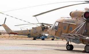 Des hélicoptères de combat tachadiens à l'aéroport d'Abéché le 24 juin 2008