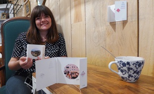 La photographe niçoise Gaëlle Simon expose ses photos dans huit salons de thé de Nice.