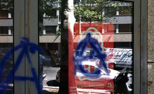 La permanence du PS dans le 20e arrondissement de Paris a été vandalisée dans la nuit du 20 au 21 août 2013.