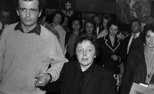 Des souvenirs d'Edith Piaf datant d'une cinquantaine d'années ont été volés jeudi, lors d'un cambriolage au domicile parisien du chanteur-compositeur Charles Dumont, auteur entre autres de la célèbre chanson "Non, je ne regrette rien".