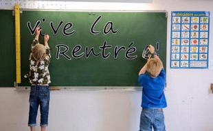 Ravis de "retrouver les copains" ou dépités d'en finir avec les vacances, 12 millions d'élèves ont repris la classe mardi matin, pour la première rentrée de la gauche, qui renoue avec les créations de postes et la semaine de quatre jours et demi.