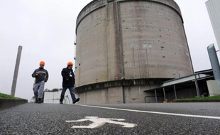 Des employés passent près de la centrale nucléaire de Brennilis, dans le Finistère, en cours de démantèlement