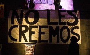 Une banderole "Nous ne les croyons pas", lors de la manifestation, le 26 janvier 2015 à Mexico, après la disparition de 43 étudiants dans le sud du Mexique