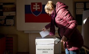 Une électrice dépose son bulletin dans l'urne le 7 février 2015 à Bratislava