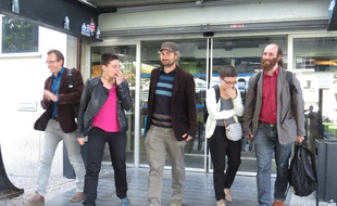 La sortie du tribunal des prévenus et des témoins. De gauche à droite: Julien Dubois, élu (EELV), Mallory Fossard, Alessandro Di Giuseppe, la magistrate Laurence Blisson et le professeur des écoles Alexandre Baret.