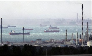L'assemblée générale de la CGT du Port autonome de Marseille (PAM) qui devait se prononcer sur la suite de la grève paralysant depuis le 14 mars les terminaux pétroliers devrait se tenir mardi dans l'après-midi.