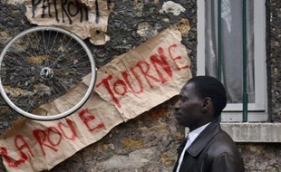 Cette grève de salariés sans-papiers, déclenchée de façon coordonnée pour la première fois en France dans une vingtaine d'entreprises de la restauration, du bâtiment ou du nettoyage près de Paris, oblige une partie du patronat à s'engager pour obtenir leur régularisation.