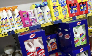 Produits d'entretien dans un supermarché.