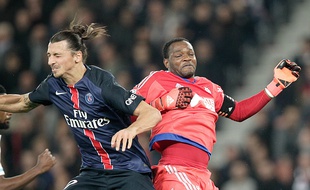 Zlatan Ibrahimovic au duel avec Steve Mandanda en 2015