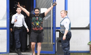 Bobigny, le 25 avril 2018. Jawad Bendaoud lève les bras au ciel en sortant du tribunal de Bobigny où il a été condamné à six mois de prison avec sursis pour des violences sur sa compagne.