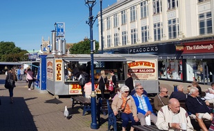 Les habitants de Great Yarmouth prennent le soleil sur la place du marché.