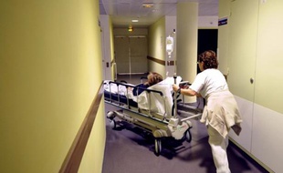 Deux cents praticiens hospitaliers réclament la suppression de l'exercice privé à l'hôpital public, dont ils dénoncent les "dérives", dans un manifeste publié mardi dans Libération.