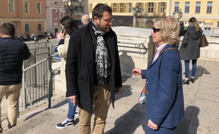 L'octogénaire empoisonnée discute avec son avocat sur le parvis du palais de justice de Nice, le 4 mars 2019