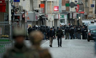 Des policiers dans une rue de Saint-Denis lors d'une opération antiterroriste contre des hommes retranchés dans un appartement, en lien avec les attentats de Paris, le 18 novembre 2015