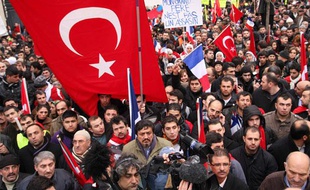 Manifestation de membres de la communauté turque en France, devant l'Assemblée nationale à Paris, le 22 décembre 2011.