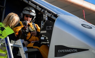 Bertrand Piccard dans le cockpit de Solar Impulse le 13 novembre 2014.