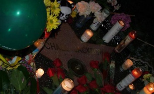 L'hommage des fans autour de l'étoile de Michael Jackson sur Hollywood Boulevard à Los Angeles, après la mort du chanteur, le 26 juin 2009.