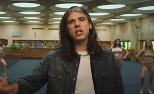 Orelsan dans le clip de « Millions »