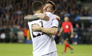 Lionel Messi félicite Ander Herrera après son but lors de Bruges-PSG en Ligue des champions, le 15 septembre 2021.