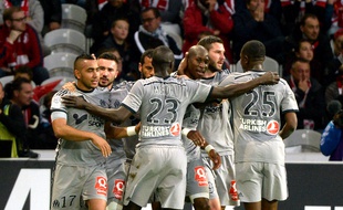 Rod Fanni est félicité par ses équipiers après son but contre Lille le 16 mai 2015.