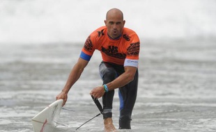 Surfeur de tous les records, "l'extra-terrestre" aux yeux vert d'eau étincelants, est devenu, à tout juste 20 ans, le plus jeune champion du monde de surf de l'histoire en 1992, lors de sa première année complète sur le circuit face aux stars de l'époque Tom Curren, Tom Carroll ou Sunny Garcia.
