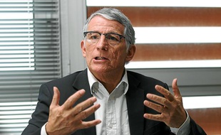 Toulouse, le 24 janvier 2013. Pierre Cohen, maire socialiste de toulouse et président de la communauté d'agglomération dans son bureau de Toulouse métropole.