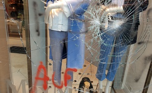 La vitrine de la boutique de vêtements Max Mara, à Lille, avait été brisée.
