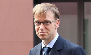 Le président de la banque centrale allemande Jens Weidmann a jugé dangereux, à l'adresse du président élu français François Hollande, de vouloir toucher au statut de la BCE, au pacte budgétaire européen, ou de créer de la dette, dans une interview samedi.
