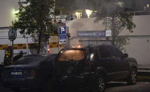Plusieurs véhicules ont de nouveau été la proie des flammes au cours de la sixième nuit consécutive d'incidents dans les quartiers pauvres de la banlieue de Stockholm, où la tension semble cependant avoir diminué d'intensité.