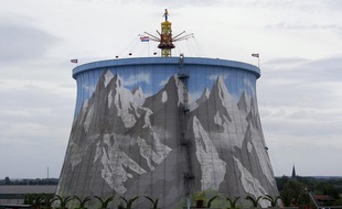 Un manège installé sur une ancienne tour de refroidissement de la centrale nucléaire de Kalkar, en Allemagne, reconvertie en parc d'attractions.