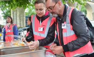 Des salariés du CHU ont donné un coup de pouce à la distribution de repas, aux Arceaux.