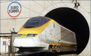 Eurotunnel a annoncé vendredi avoir finalisé jeudi la restructuration de sa dette, divisée par plus de deux, et son offre publique d'échange, marquant la fin de son sauvetage et la naissance d'un nouveau groupe, Groupe Eurotunnel SA (GET SA).