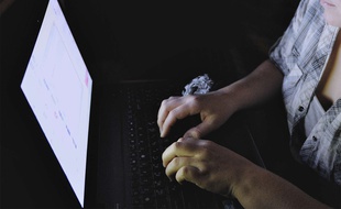 Le fait de publier des photos et vidéos intimes à caractère pornographique sans le consentement de l'autre est puni par la loi depuis 2016. Illustration.
