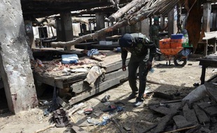 Des policiers sur le site où a eu lieu une attaque suicide à Maiduguri, le 2 juin 2015