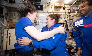 Christina Koch (à gauche) et Jessica Meir seront les premières femmes à sortir seules dans l'espace.