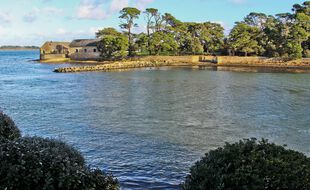 L'île de Berder, dans le golfe du Morbihan, est accessible à marée basse. Le projet d'hôtel de luxe porté par le groupe Giboire qui devait s'y implanter est annul.