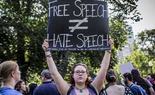 Une manifestante anti-extrême droite à Boston, le 19 août 2017.