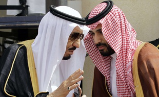 Discussion en mai 2012 entre le futur roi Salmane et son fils devenu vice-prince héritier le 29 avril 2015.