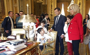 Brigitte et Emmanuel Macron ont reçu une dizaine de jeunes atteints d'autisme à l'Elysée